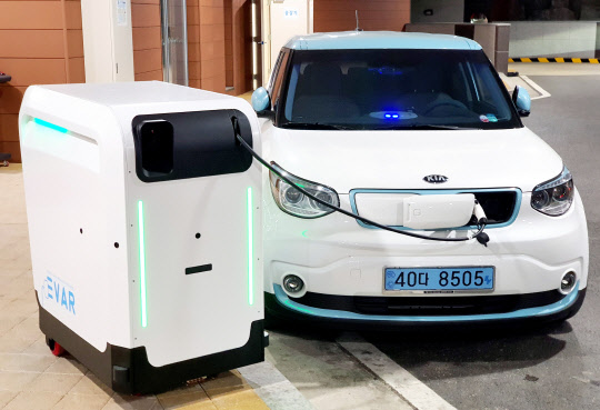 중기부와 제주도는 '전기차 이동형 충전 서비스' 제공을 위한 규제특례 관련 실증사업을 착수한다. 사진은 에바의 '이동식 전기차 충전카트' 모습  중기부 제공